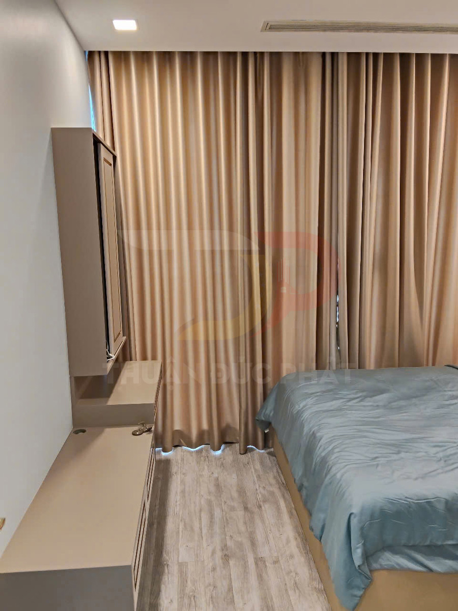 Rèm cửa vải màu be che kín cửa sổ trong phòng ngủ hiện đại có giường và bàn làm việc